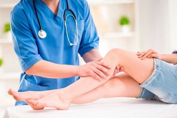 Flebológ lieči kŕčové žily na nohách. 